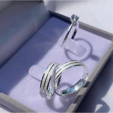 Aliança Par com solitária Pedra Colorida De Namoro Diamantada Banho Prata Chanfrada